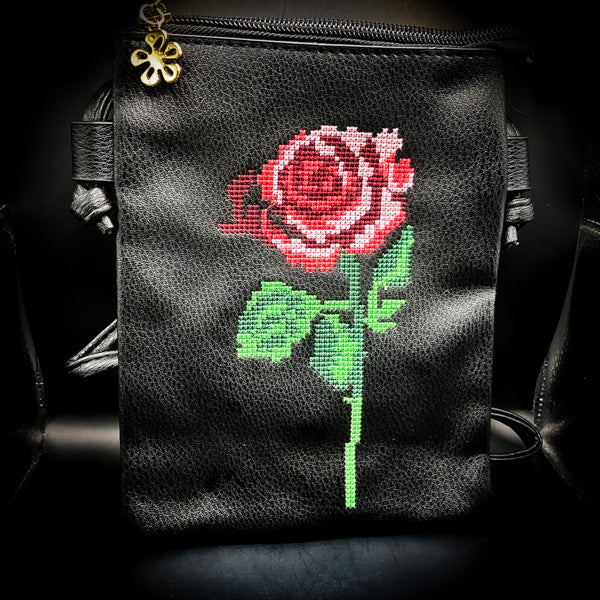 情熱を愛へ変える薔薇魔術 黒魔術アクセサリー 「トゥリアンダフィリスの口づけ」