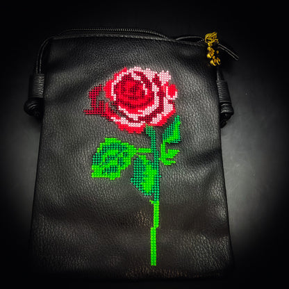 情熱を愛へ変える薔薇魔術 黒魔術アクセサリー 「トゥリアンダフィリスの口づけ」
