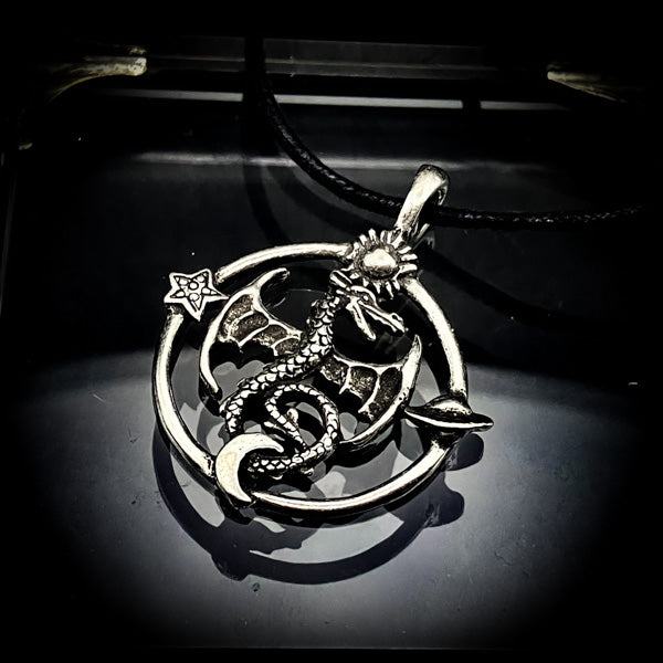 封じた感情を力へ変える 黒魔術アクセサリー 「復讐の呪核」